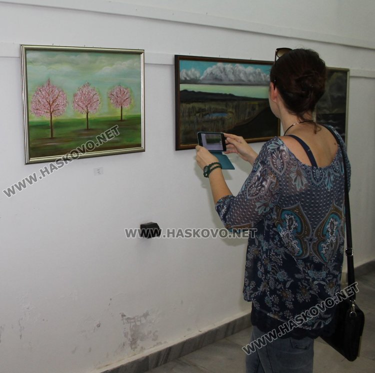 Валя Донкова подреди трета самостоятелна изложба в КДК