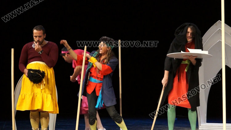 Забавна комедия и изложба със снимки от култови представления показва РДТ за юбилея