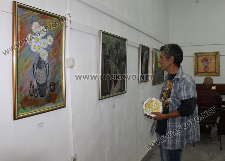 Валя Донкова подреди трета самостоятелна изложба в КДК