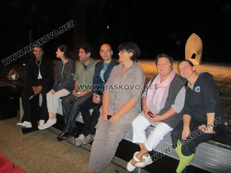 Забавна комедия и изложба със снимки от култови представления показва РДТ за юбилея