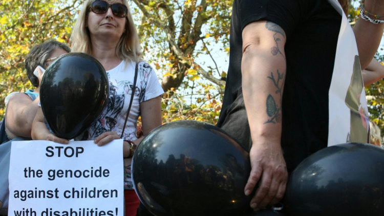 Майки с черни балони наобиколиха парламента и министерския съвет