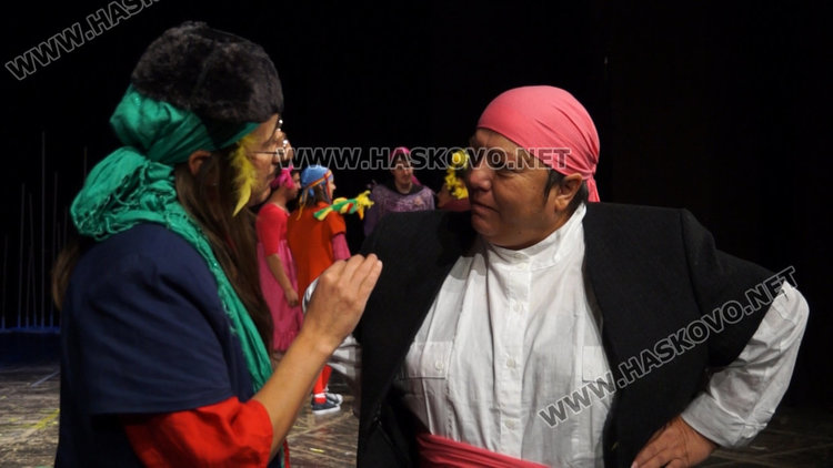 Забавна комедия и изложба със снимки от култови представления показва РДТ за юбилея