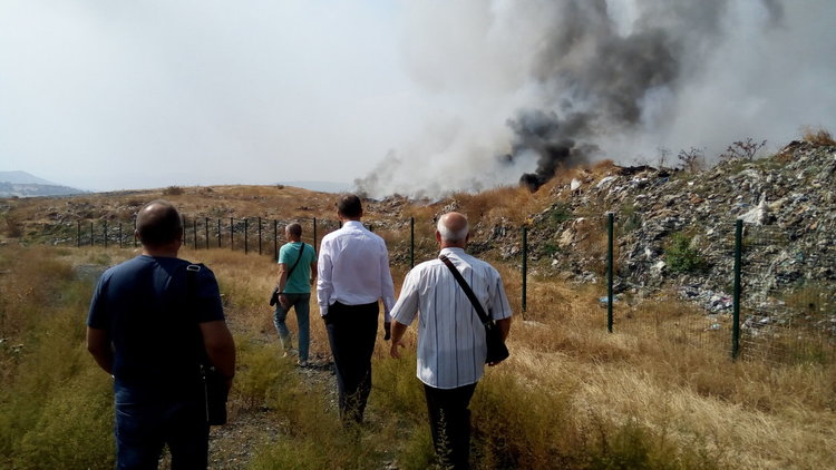 Пожарът на сметището не е овладян, установи Илия Илиев