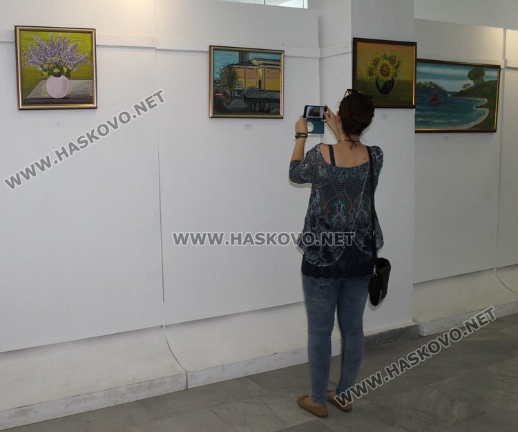 Валя Донкова подреди трета самостоятелна изложба в КДК