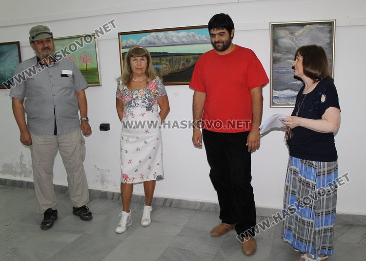 Валя Донкова подреди трета самостоятелна изложба в КДК