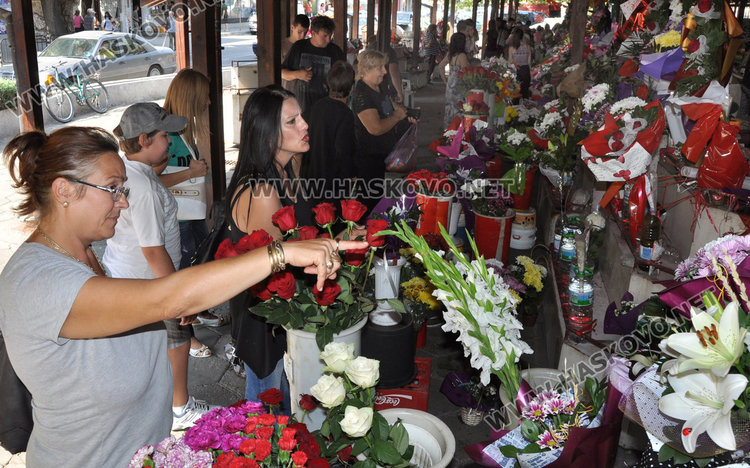 Наплив: до 10 лева букета за първия учебен ден