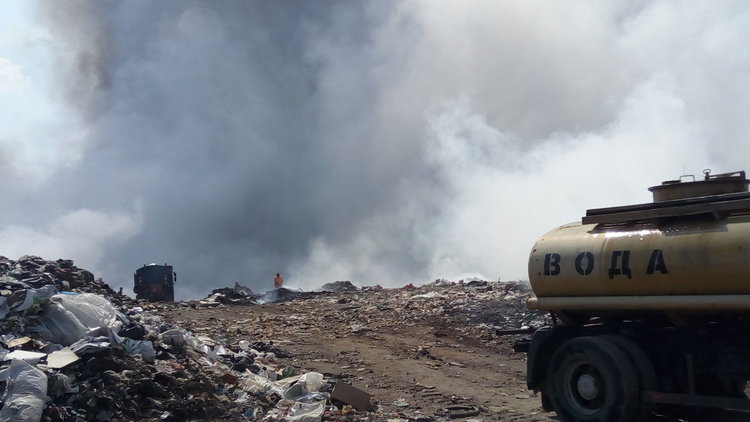 Пожарът на сметището не е овладян, установи Илия Илиев