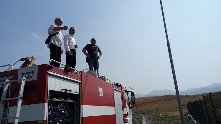 Пожарът на сметището не е овладян, установи Илия Илиев