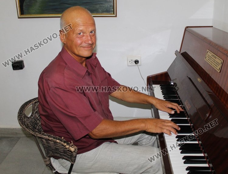 Валя Донкова подреди трета самостоятелна изложба в КДК