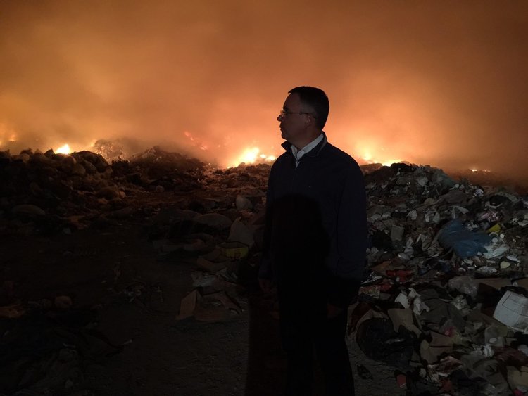 Хасан Азис участва в потушаването на големия пожар на сметището край Вишеград