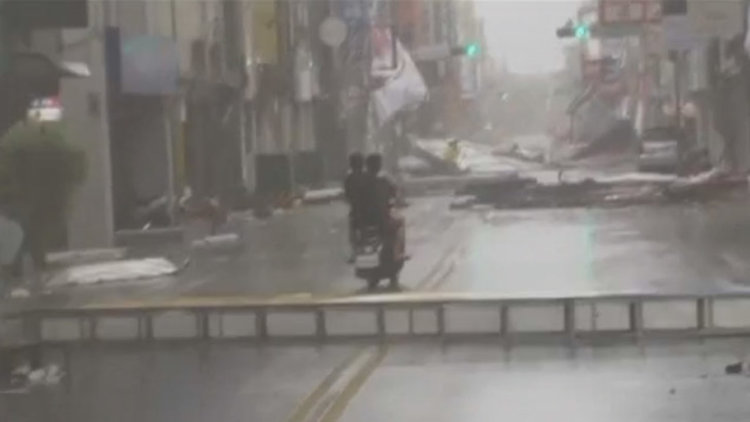 Мощен тайфун удари Тайван (видео)