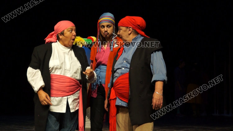 Забавна комедия и изложба със снимки от култови представления показва РДТ за юбилея