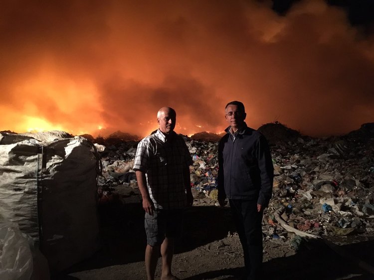 Хасан Азис участва в потушаването на големия пожар на сметището край Вишеград