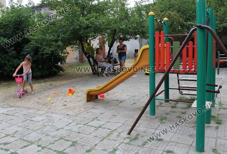 Детската площадка зад блок №10 на бул."Ст.Стамболов" е една от одобрените
