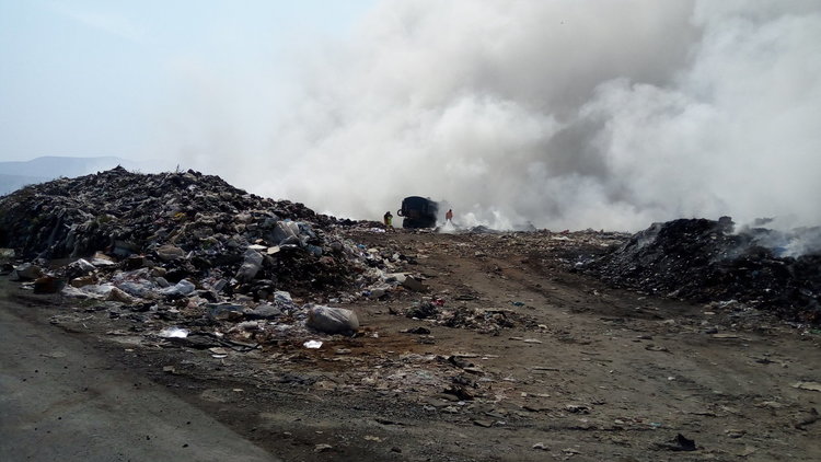 Пожарът на сметището не е овладян, установи Илия Илиев