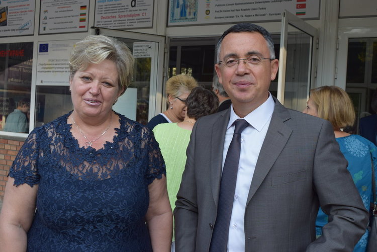 С вдигате на трибагреника започна първия учебен ден,14896 деца влязоха в класните стаи в областта