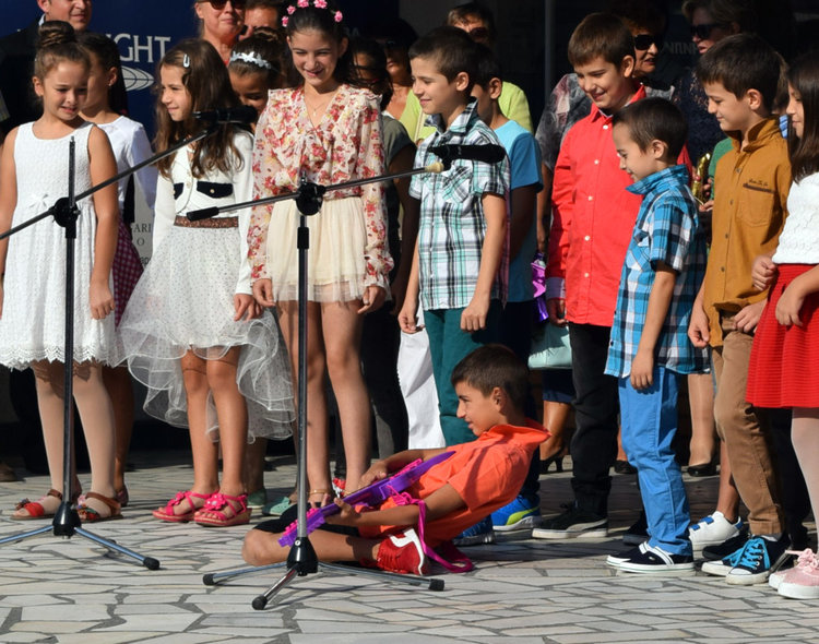 С вдигате на трибагреника започна първия учебен ден,14896 деца влязоха в класните стаи в областта