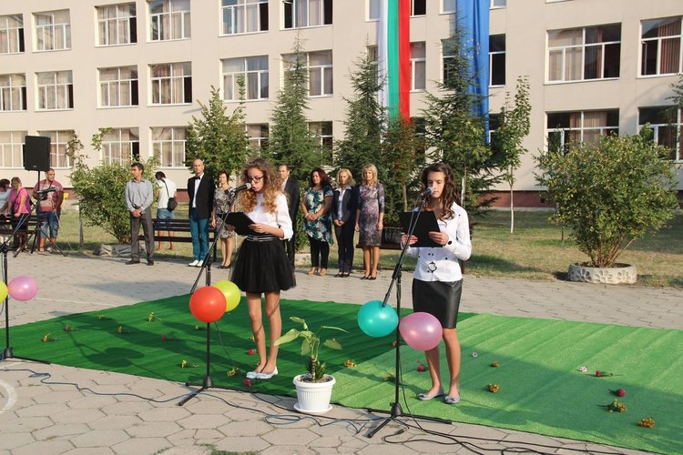 Алековци започват учебната година със 121 нови ученици