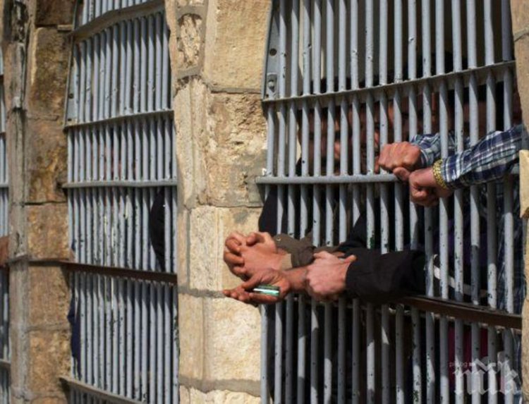 Грешка при медицинския преглед вкара жена в мъжки затвор