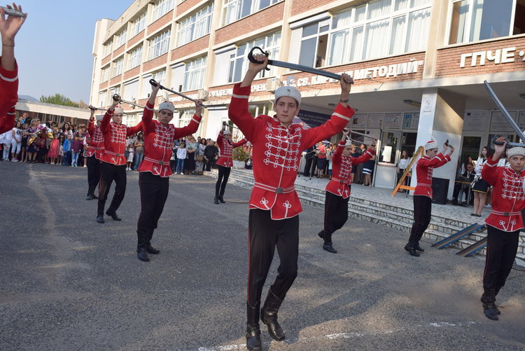 С вдигате на трибагреника започна първия учебен ден,14896 деца влязоха в класните стаи в областта