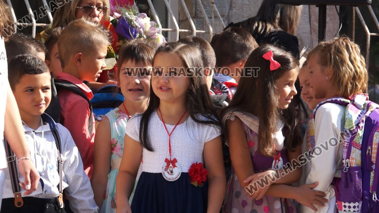 Стотици книги дариха родители и ученици за първия учебен ден в СОУ "Св.св. Кирил и Методий"