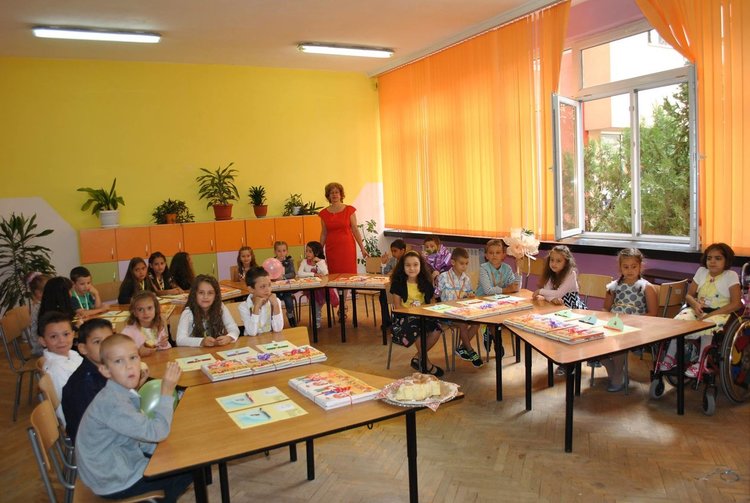 С тържество дадоха старт на учебната година в ОУ "П.Славейков"