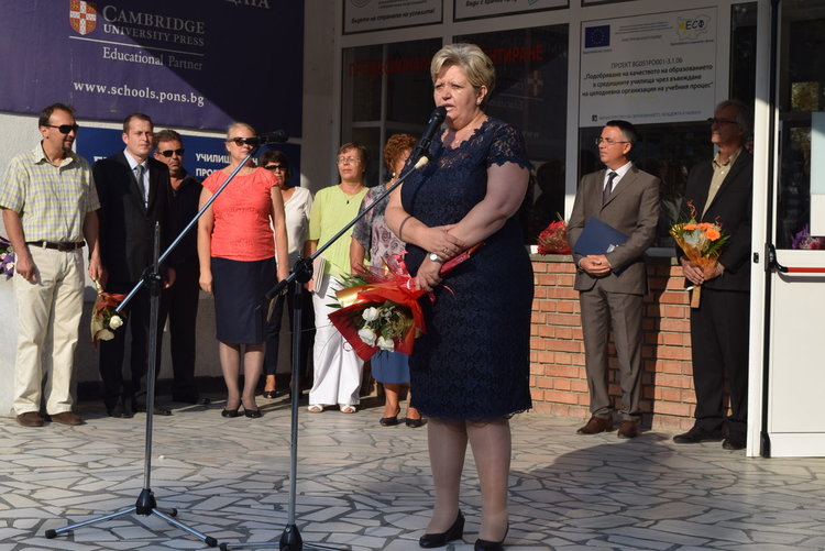 С вдигате на трибагреника започна първия учебен ден,14896 деца влязоха в класните стаи в областта