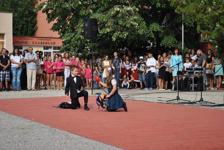 С тържество дадоха старт на учебната година в ОУ "П.Славейков"