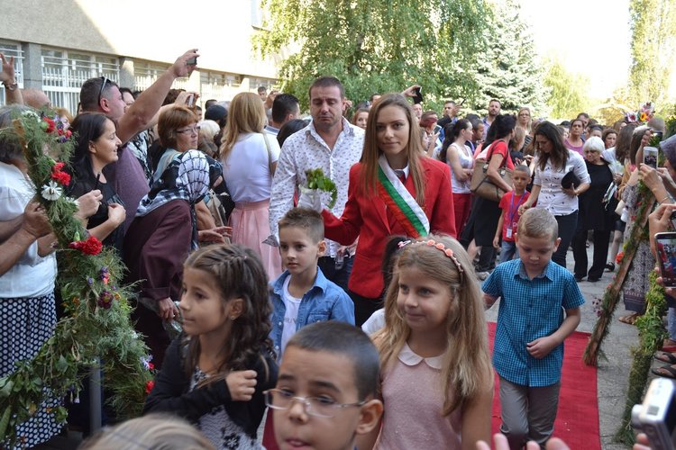 Хари Потър въведе първокласниците на „Славейков“