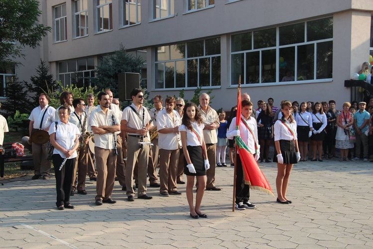 Алековци започват учебната година със 121 нови ученици