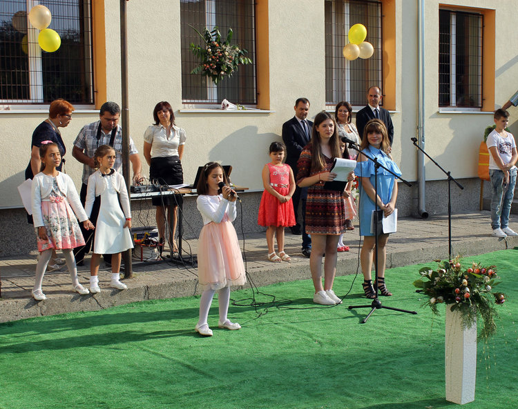 "Йовков&ldquo; посрещна своите ученици, прага прекрачиха 95 първокласници