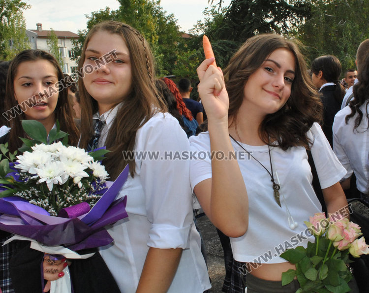 Стар и нов директор поздравиха учениците в Езиковата, морковите кът