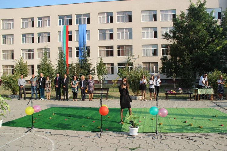 Алековци започват учебната година със 121 нови ученици