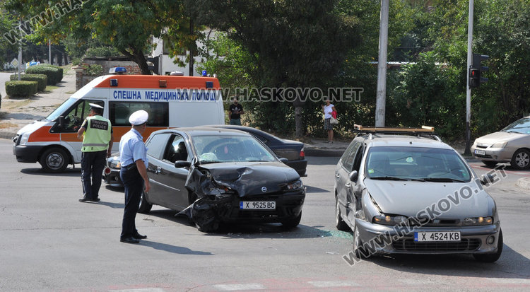 77-годишен шофьор на чашка  засече Фиат на кръстовище