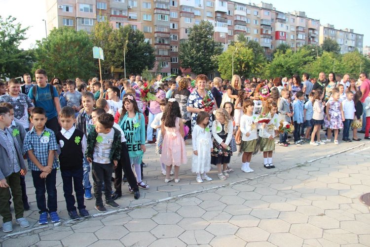 Алековци започват учебната година със 121 нови ученици