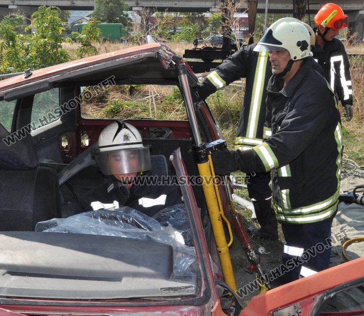По учебник: пожарникари извадиха пострадал от смачкана кола