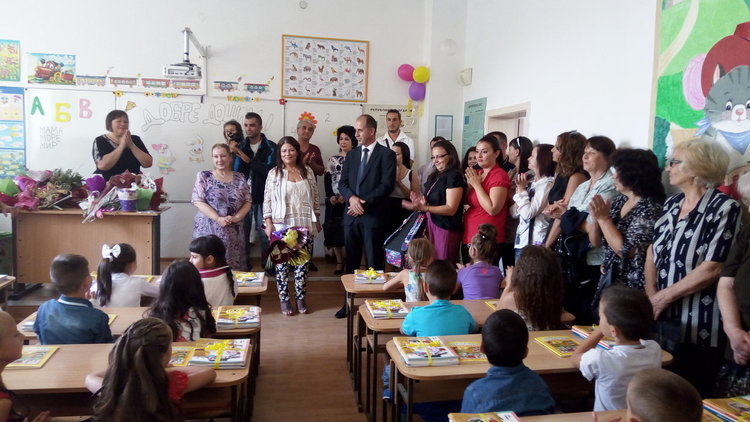 Областният управител посрещна първия звънец в СУ  „Йордан Йовков” 