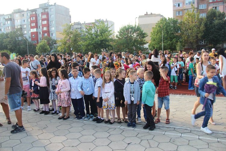 Алековци започват учебната година със 121 нови ученици