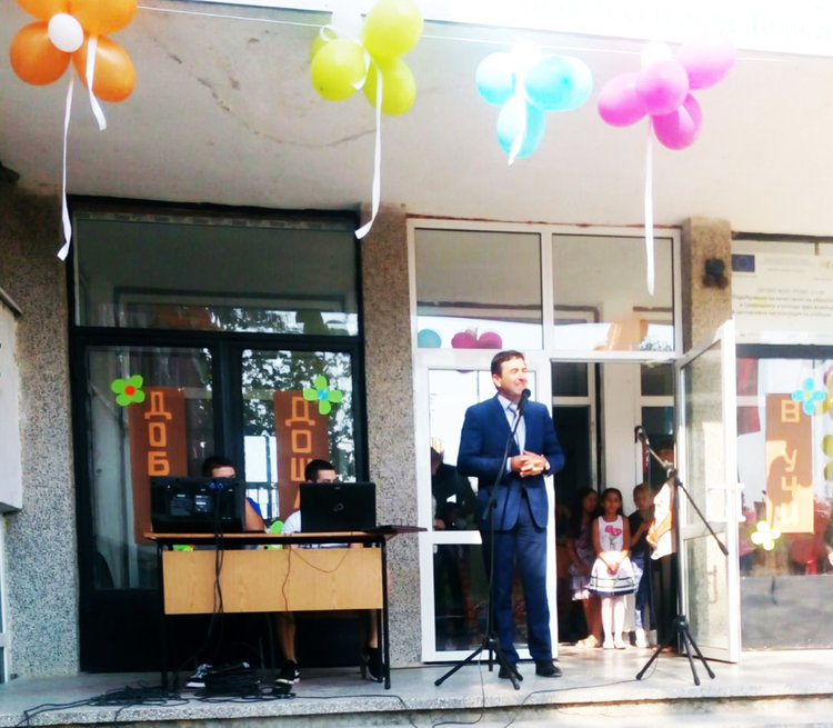 Всеки първолак в Кирково получи раница и книжка, подарък от кмета