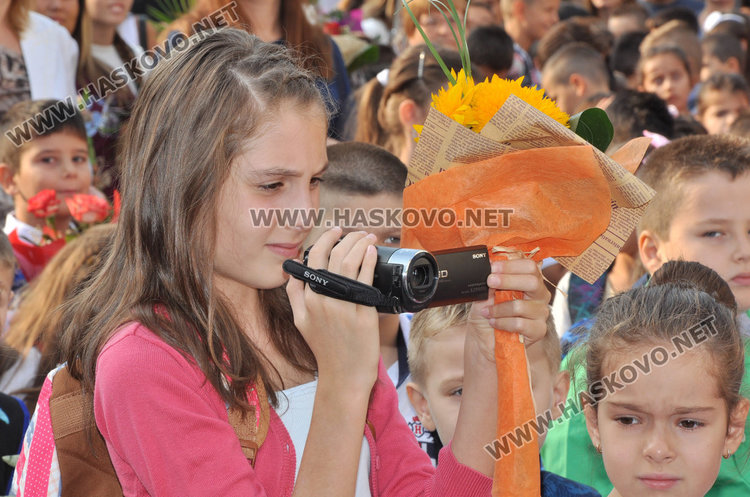 101 първолаци получиха ключа на знанието в „Климент“