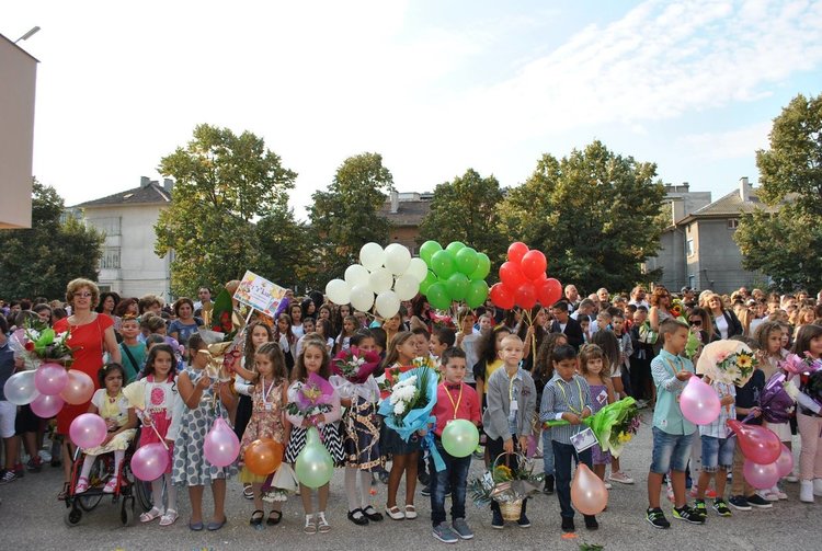 111 първокласници посрещна ОУ "П.СЛавйков"