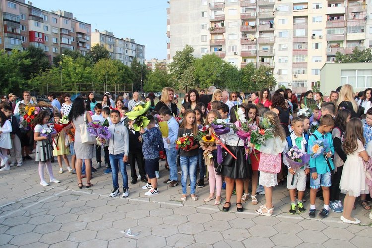 Алековци започват учебната година със 121 нови ученици