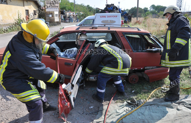 По учебник: пожарникари извадиха пострадал от смачкана кола