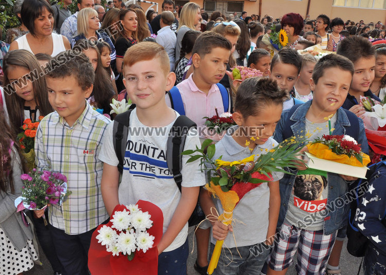 101 първолаци получиха ключа на знанието в „Климент“