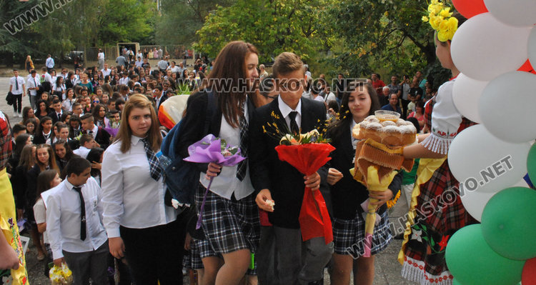 Стар и нов директор поздравиха учениците в Езиковата, морковите кът