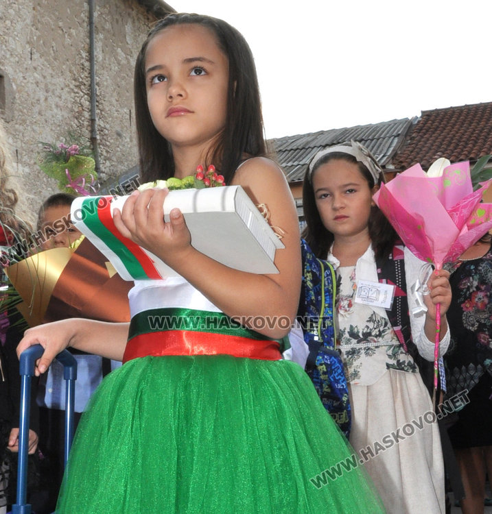 101 първолаци получиха ключа на знанието в „Климент“