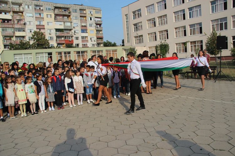 Алековци започват учебната година със 121 нови ученици