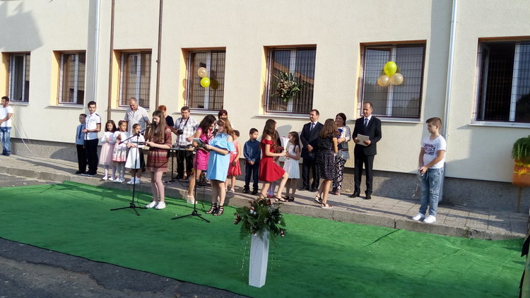 Областният управител посрещна първия звънец в СУ  „Йордан Йовков” 