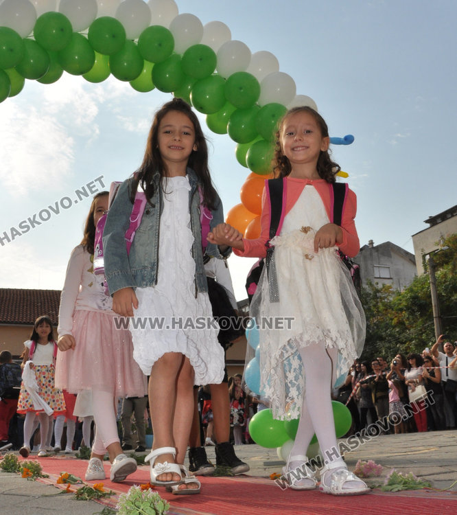 101 първолаци получиха ключа на знанието в „Климент“