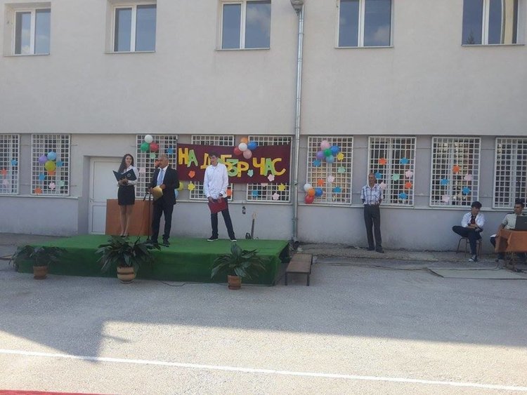 Прагът на училищата в област Смолян днес прекрачиха 9 976 ученика, 938 от тях са първокласници